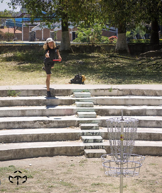 Mitch Mahoney hitting a putt at the disc golf tournament in Chapala, Jalisco, Mexico.